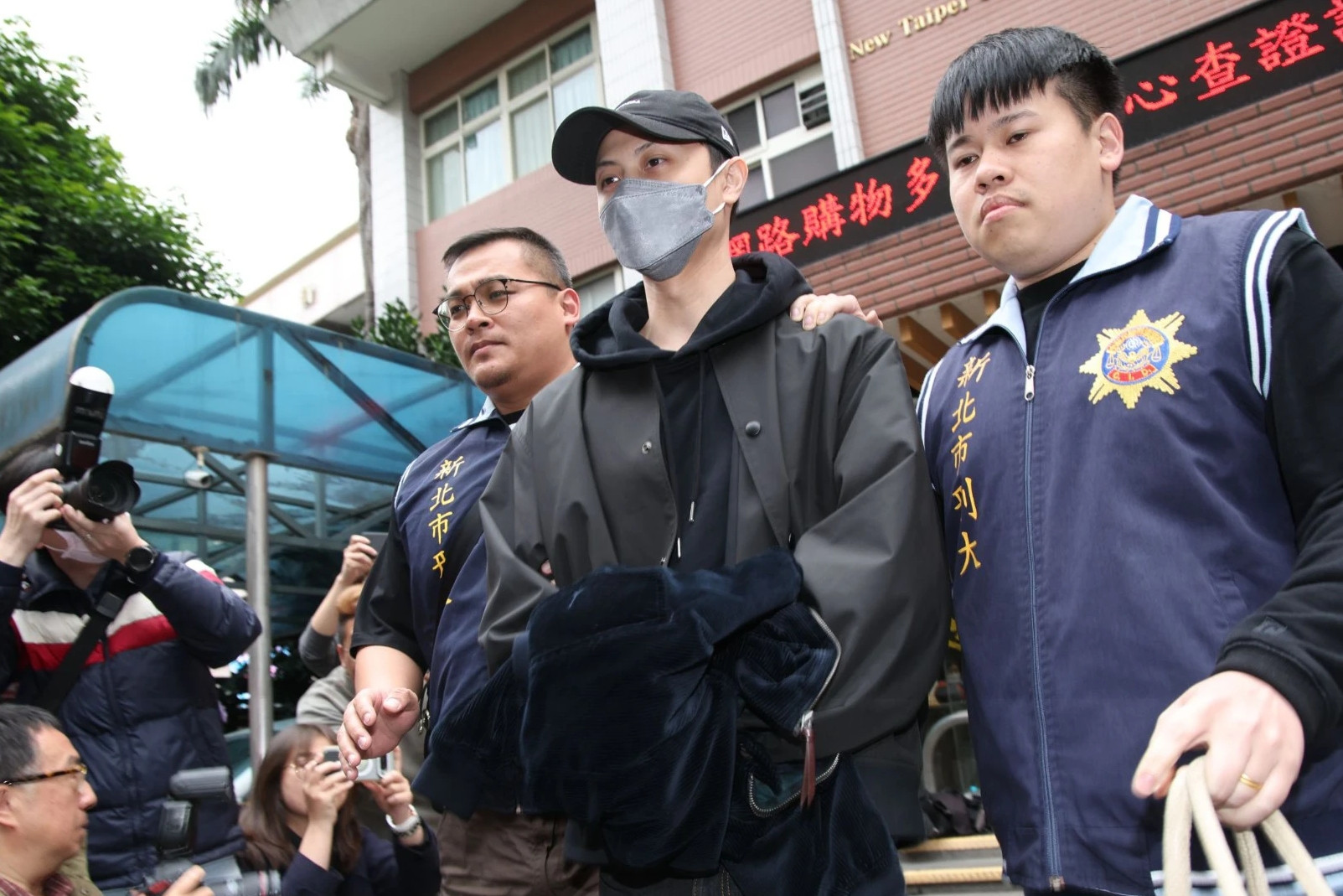 Nam ca sĩ 37 tuổi làm giả bệnh án để trốn nghĩa vụ quân sự