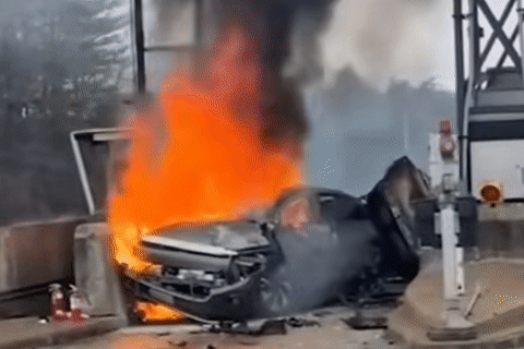 Nam diễn viên 52 tuổi thoát chết sau khi mắc kẹt trong xe bốc cháy