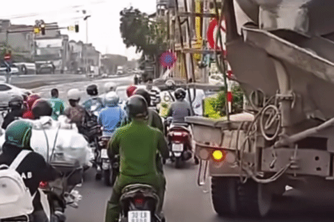 Ô tô dừng ngược chiều, người đàn ông ở Hà Nội hành hung tài xế xe máy