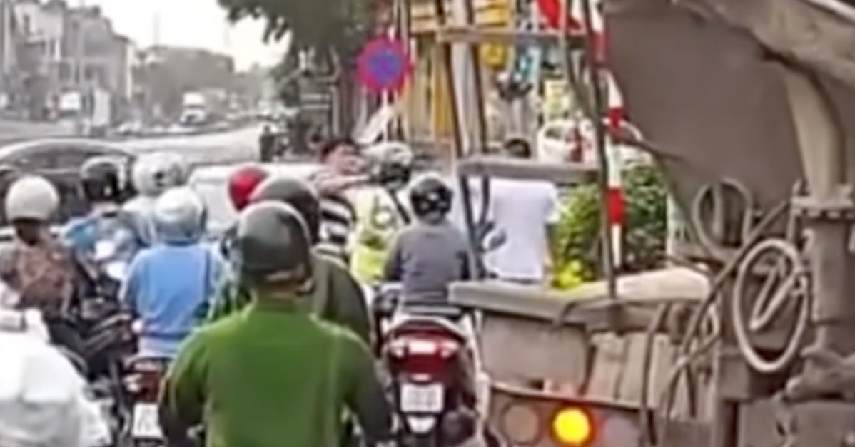 Ô tô dừng ngược chiều, người đàn ông ở Hà Nội hành hung tài xế xe máy