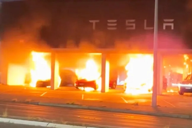 Phòng trưng bày ô tô điện cháy rực lúc rạng sáng, nghi do bị phóng hỏa