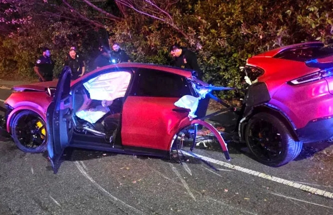 Porsche gặp tai nạn bị xé làm đôi do chạy quá tốc độ, người lái sống sót thần kì