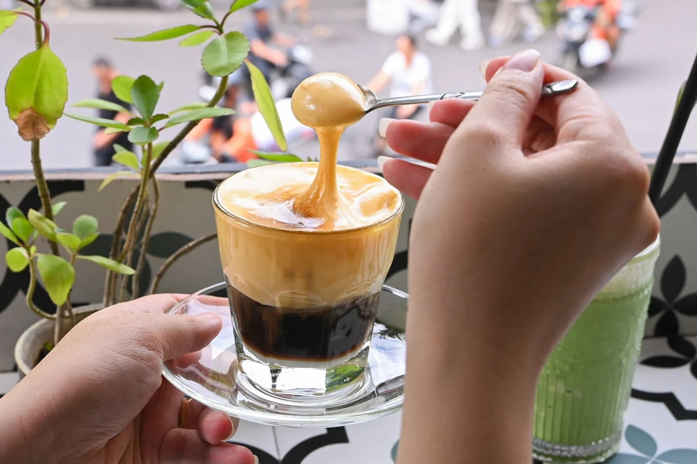 10 người vào quán gọi ly nước ngồi cả ngày: Không thể 'đuổi khách', phải làm sao?