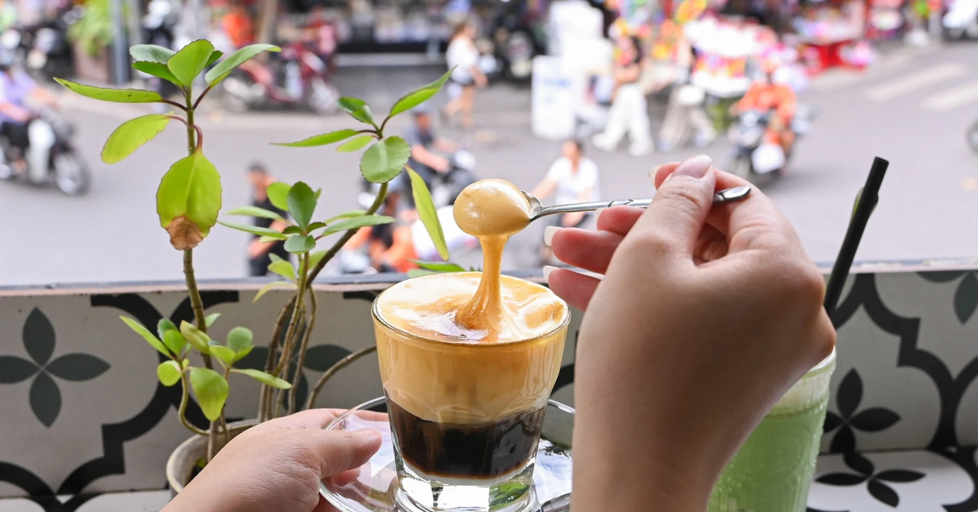 10 người vào quán gọi ly nước ngồi cả ngày: Không thể &amp;apos;đuổi khách&amp;apos;, phải làm sao?