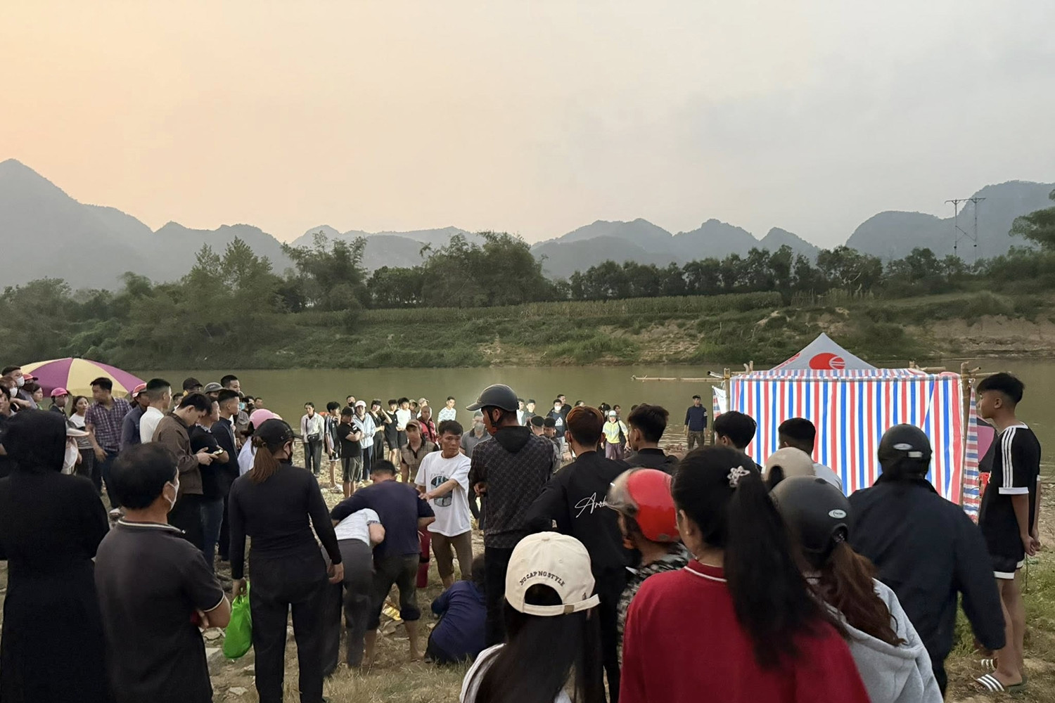 Tìm thấy thi thể cô gái để lại ô tô trên cầu, nghi nhảy xuống sông