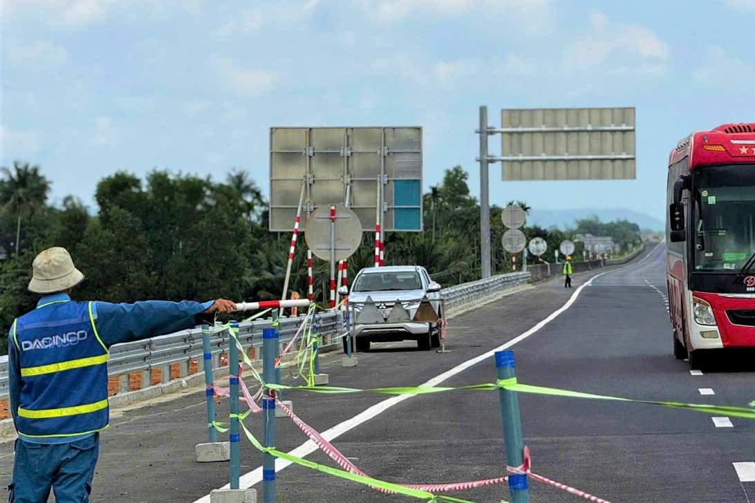 Vì sao loạt dự án cao tốc Bắc - Nam thông xe kỹ thuật nhưng chưa thể khai thác?