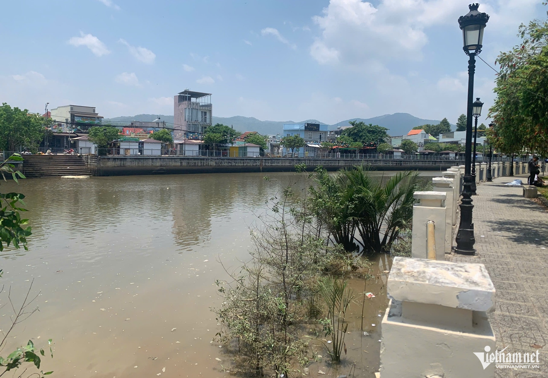 W-Phát hiện thi thể người đàn ông nổi bên mép sông Dinh giữa trưa ở TPHCM..jpg