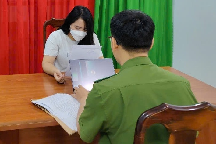 Xử phạt người phụ nữ dùng AI tạo hơn 400 video bịa đặt 'câu view' trên YouTube