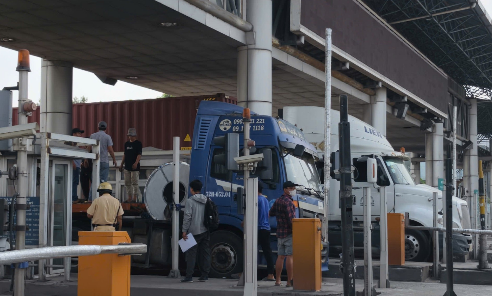Đứt xích chằng 3 cuộn thép &amp;apos;khủng&amp;apos; tại trạm thu phí, cửa ngõ cảng Cát Lái ùn tắc