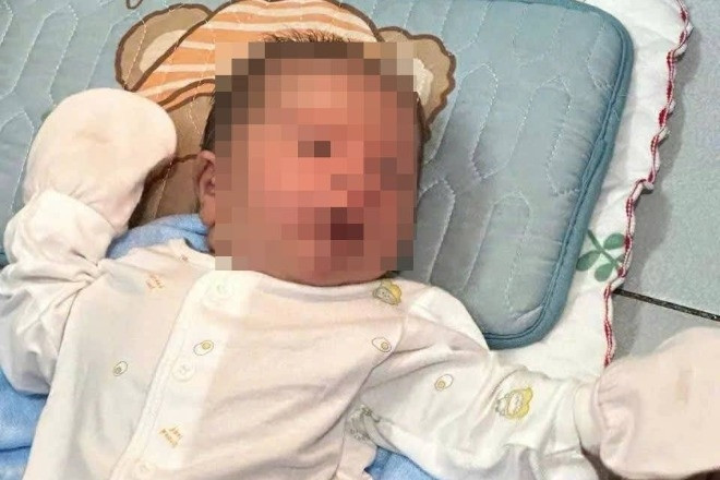 Bé sơ sinh 2 ngày tuổi bị bỏ rơi trước nhà dân ở TPHCM