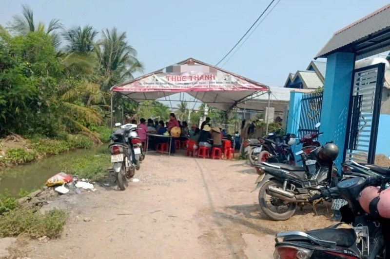  Bé trai 2 tuổi ngã xuống mương nước trước nhà tử vong 