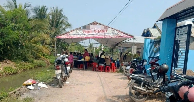 Bé trai 2 tuổi ngã xuống mương nước trước nhà tử vong