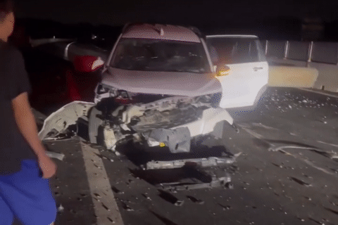 Chạy vào cao tốc chưa khai thác, ô tô tông trúng vật cản làm 3 người bị thương