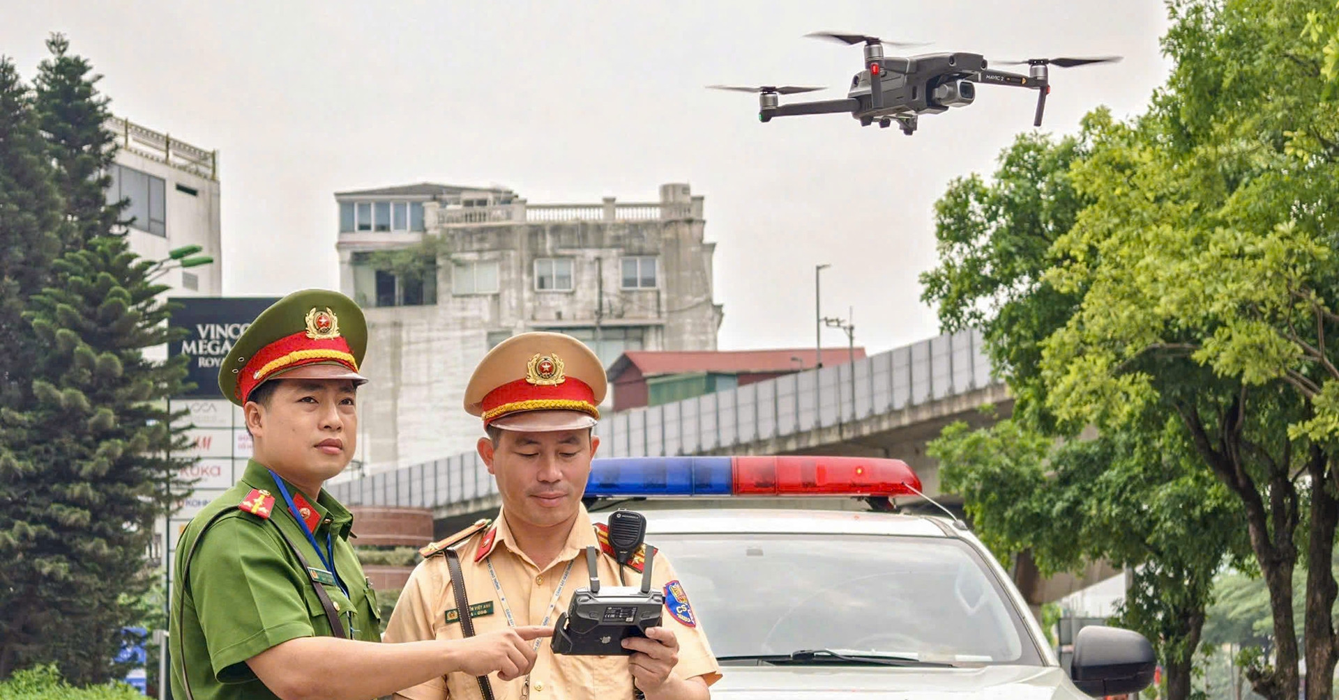CSGT Hà Nội dùng flycam, camera AI để xử phạt tài xế ô tô dừng đỗ sai quy định
