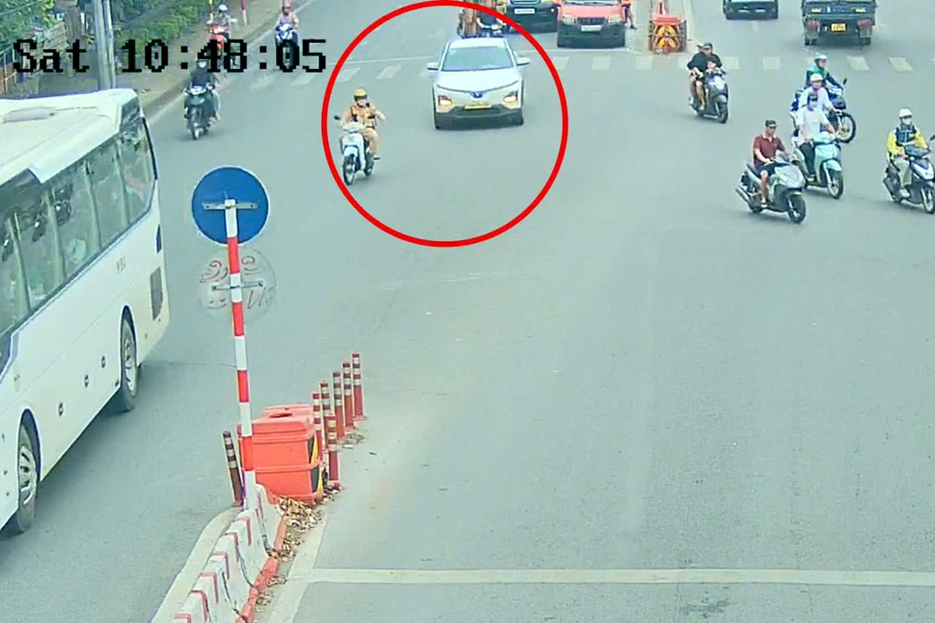 CSGT Hà Nội mở đường giúp ô tô chở sản phụ tới viện