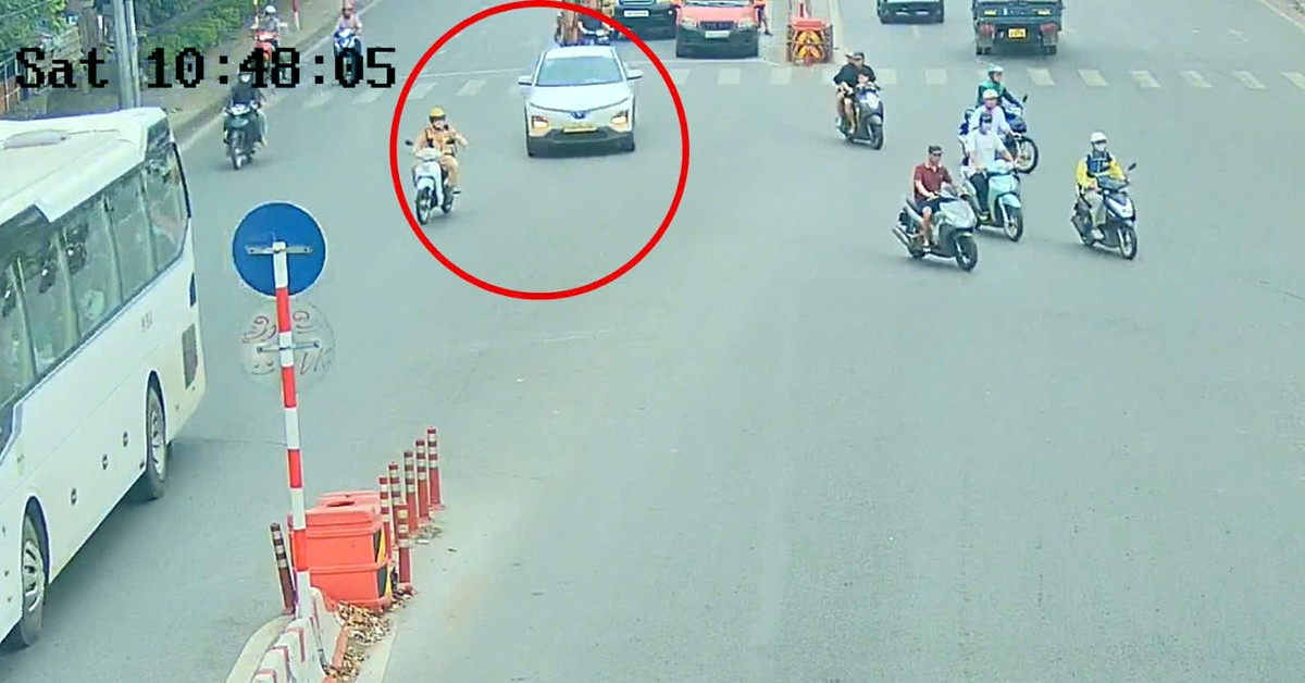 CSGT Hà Nội mở đường giúp ô tô chở sản phụ tới viện