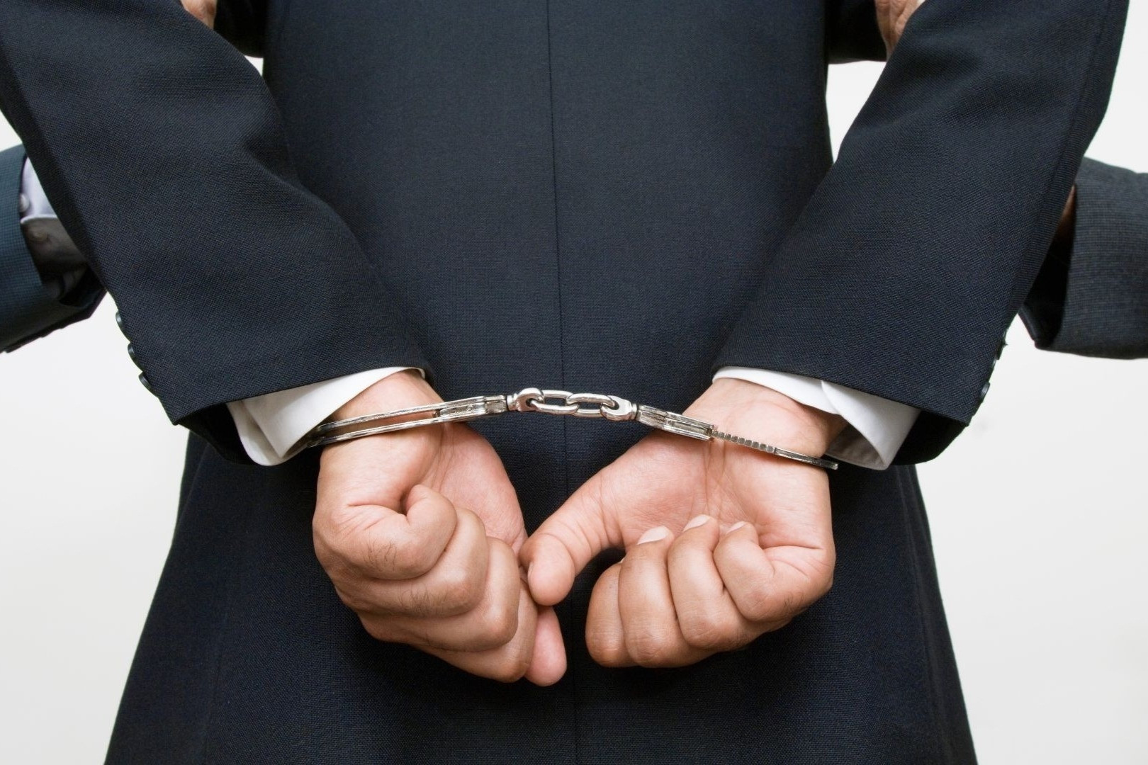  Cựu phó chủ tịch phường rủ bạn dùng ma túy, có 2 nhân viên nữ phục vụ 