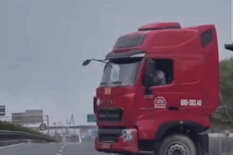 Xe đầu kéo quay đầu, chắn ngang cao tốc TPHCM - Long Thành - Dầu Giây