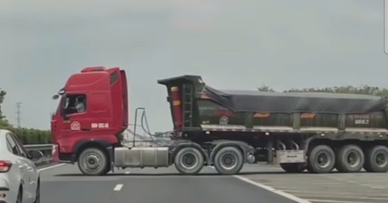 Xe đầu kéo quay đầu, chắn ngang cao tốc TPHCM - Long Thành - Dầu Giây