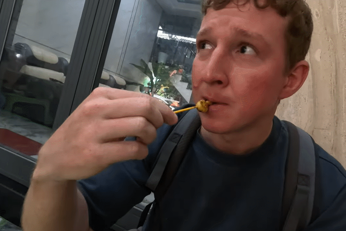 Khách Tây khen nức nở món giòn sần sật ở biển Việt, gọi liền 3 suất