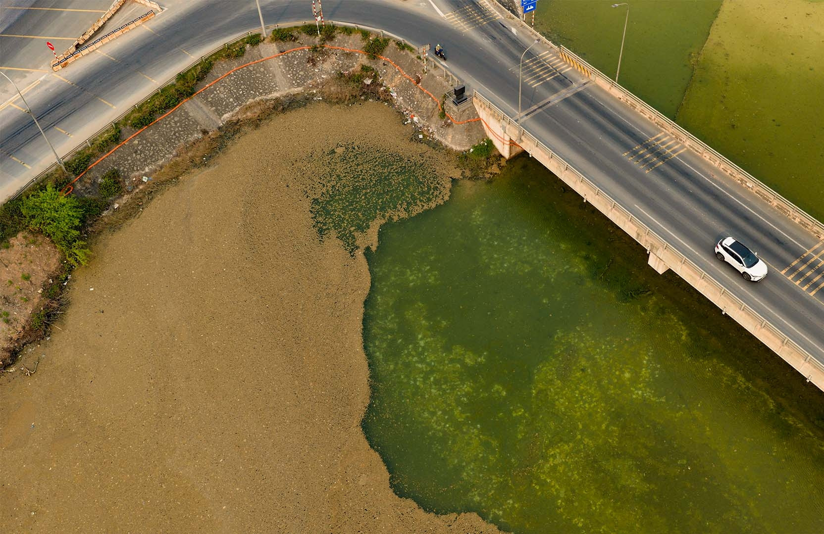 Lớp váng vàng xuất hiện tại hồ nước thải công ty hoá chất, người dân thấp thỏm lo ngại