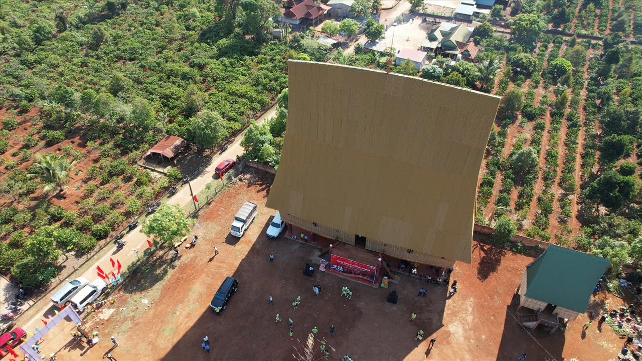 Nhà rông cao vút, nằm sừng sững giữa ngôi làng của đồng bào Gia Rai là một trong những điểm đến ấn tượng của du khách. Ảnh: Ngọc Thu.jpg