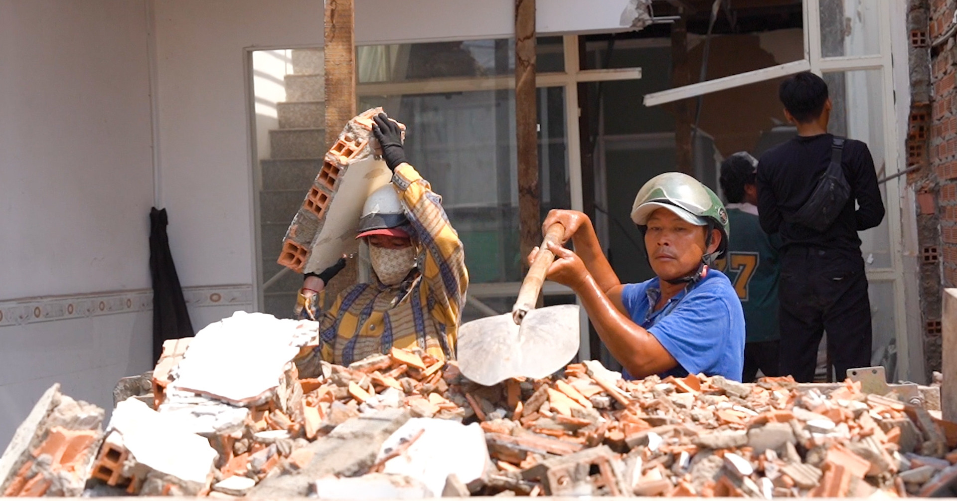 Nhiều hộ dân chủ động tháo dỡ nhà, giao đất sớm cho dự án mở rộng Quốc lộ 13