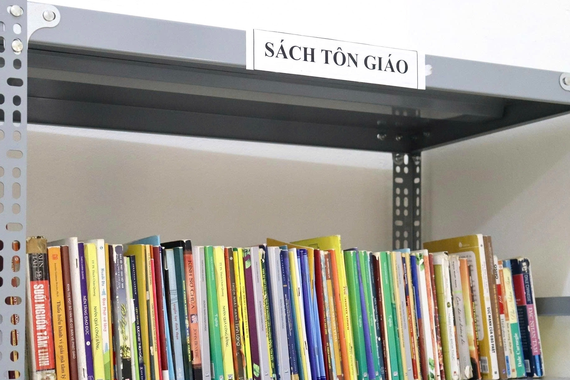 Những giờ cầu nguyện phía sau cánh cổng trại giam