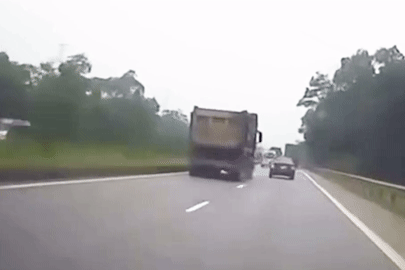 Ô tô tập lái chuyển làn ẩu trên cao tốc, bị xe tải tông xoay ngang