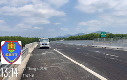 Ô tô tông khối bê tông khi chạy vào cao tốc chưa khai thác, 3 người bị thương...jpg