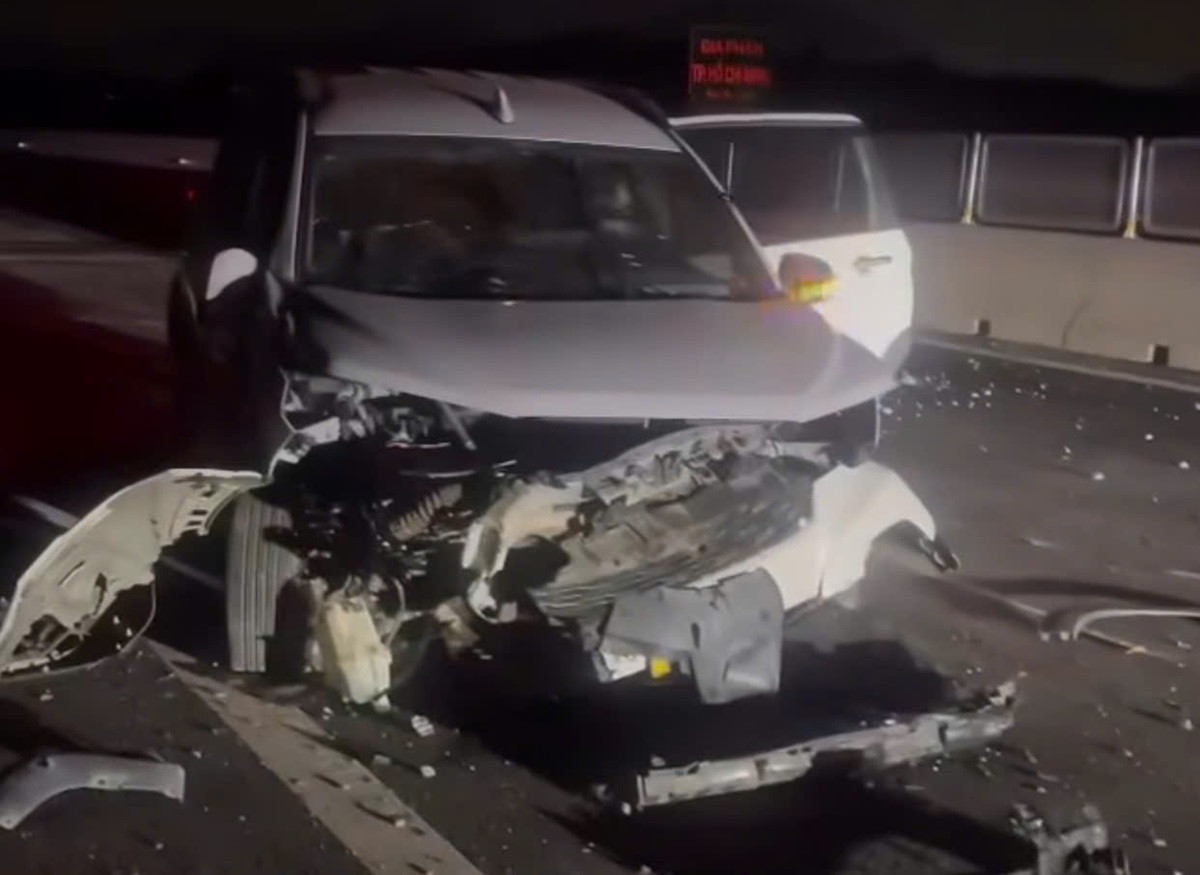 Ô tô tông khối bê tông khi chạy vào cao tốc chưa khai thác, 3 người bị thương..jpg