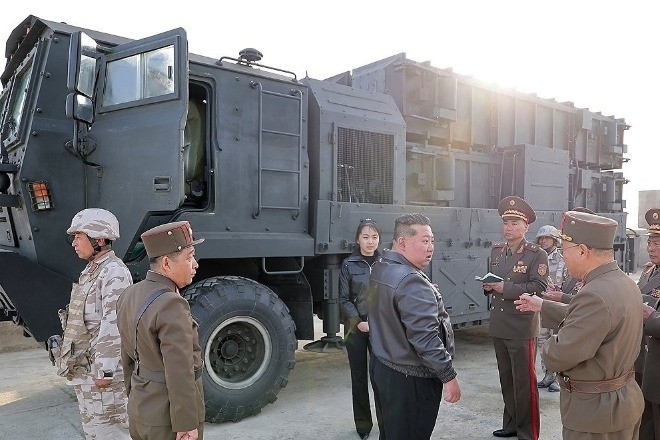  Ông Kim Jong Un và con gái giám sát thử nghiệm tên lửa đạn đạo Hwasong-11 