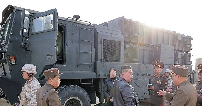 Ông Kim Jong Un và con gái giám sát thử nghiệm tên lửa đạn đạo Hwasong-11