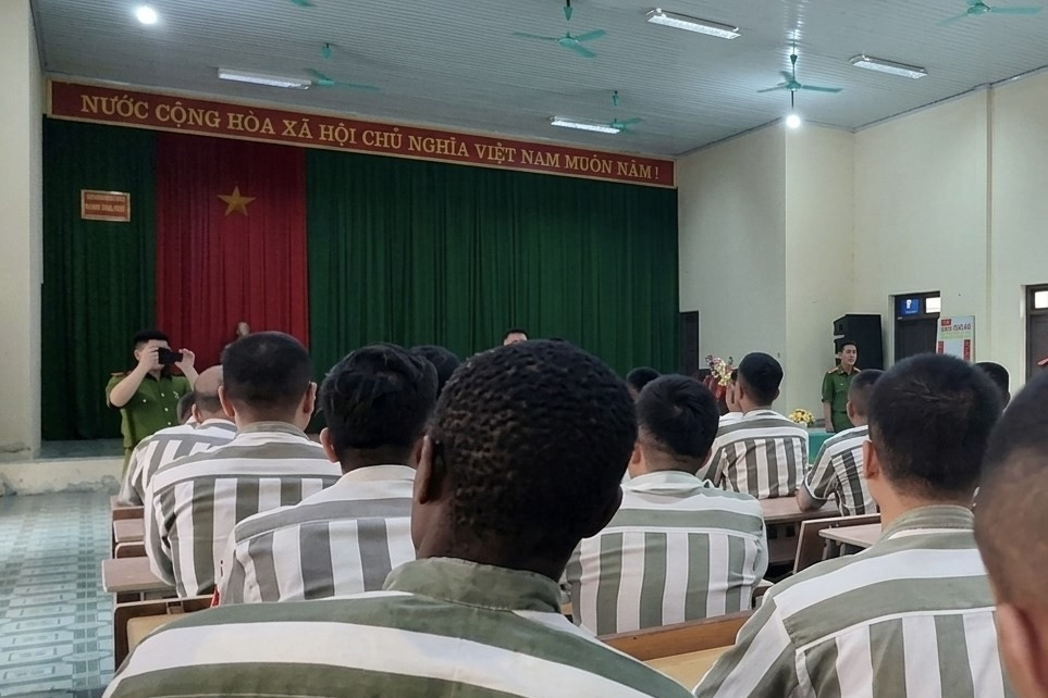  Phía sau song sắt: Câu chuyện của phạm nhân mang quốc tịch nước ngoài 