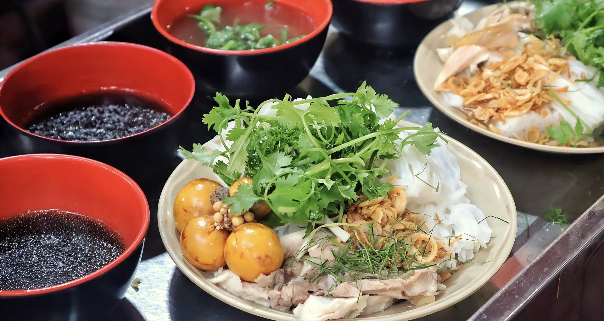 Phở Gà Chấm Hà Nội: Món Ăn Thanh Mát Hè Và Hành Trình Đổi Mới Của Quán Phở Gà Phương