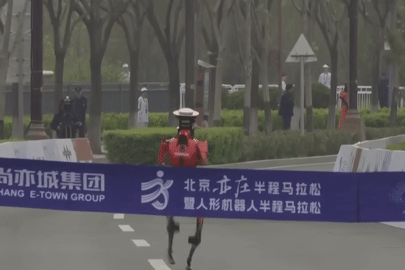 Robot hình người Trung Quốc xô đổ kỷ lục chạy bộ của con người