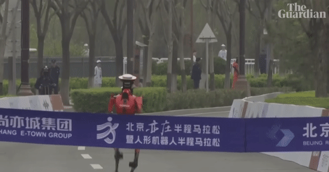 Robot hình người Trung Quốc xô đổ kỷ lục chạy bộ của con người