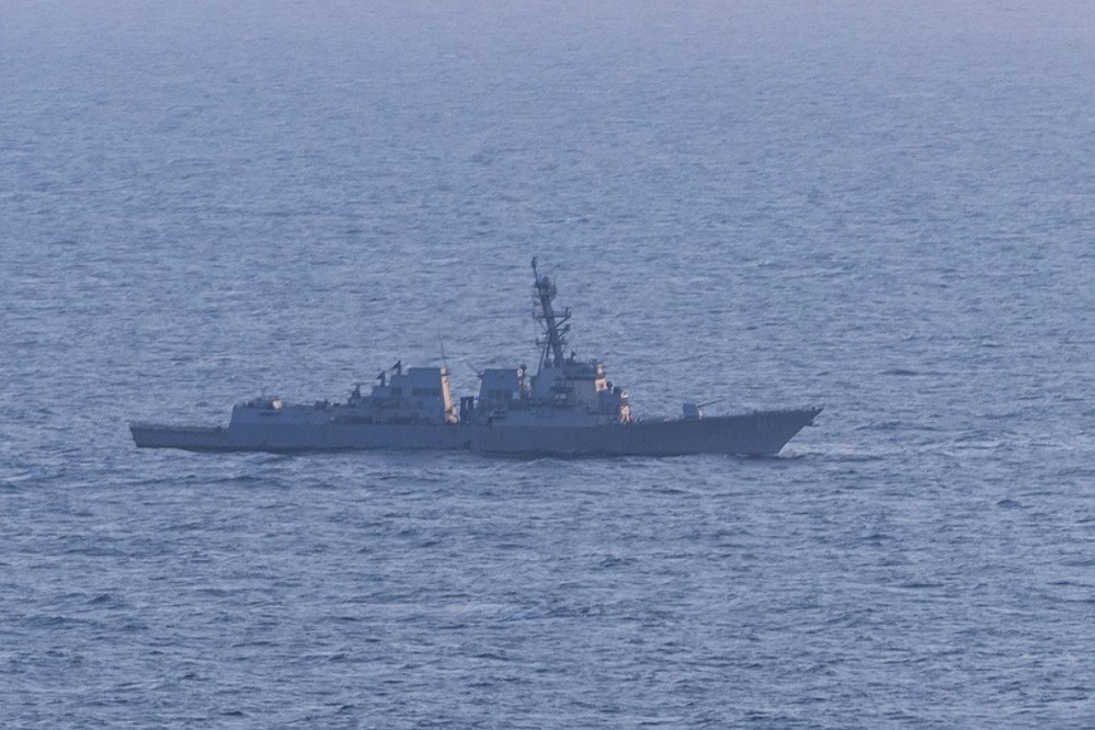 Sức mạnh chiến hạm Mỹ khai hỏa vào tàu chở hàng định cập cảng Iran