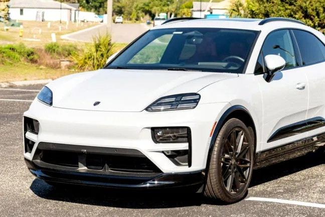 SUV điện Porsche Macan lăn bánh 2.400km rao giá 3 tỷ, người mua chỉ trả hơn 2 tỷ