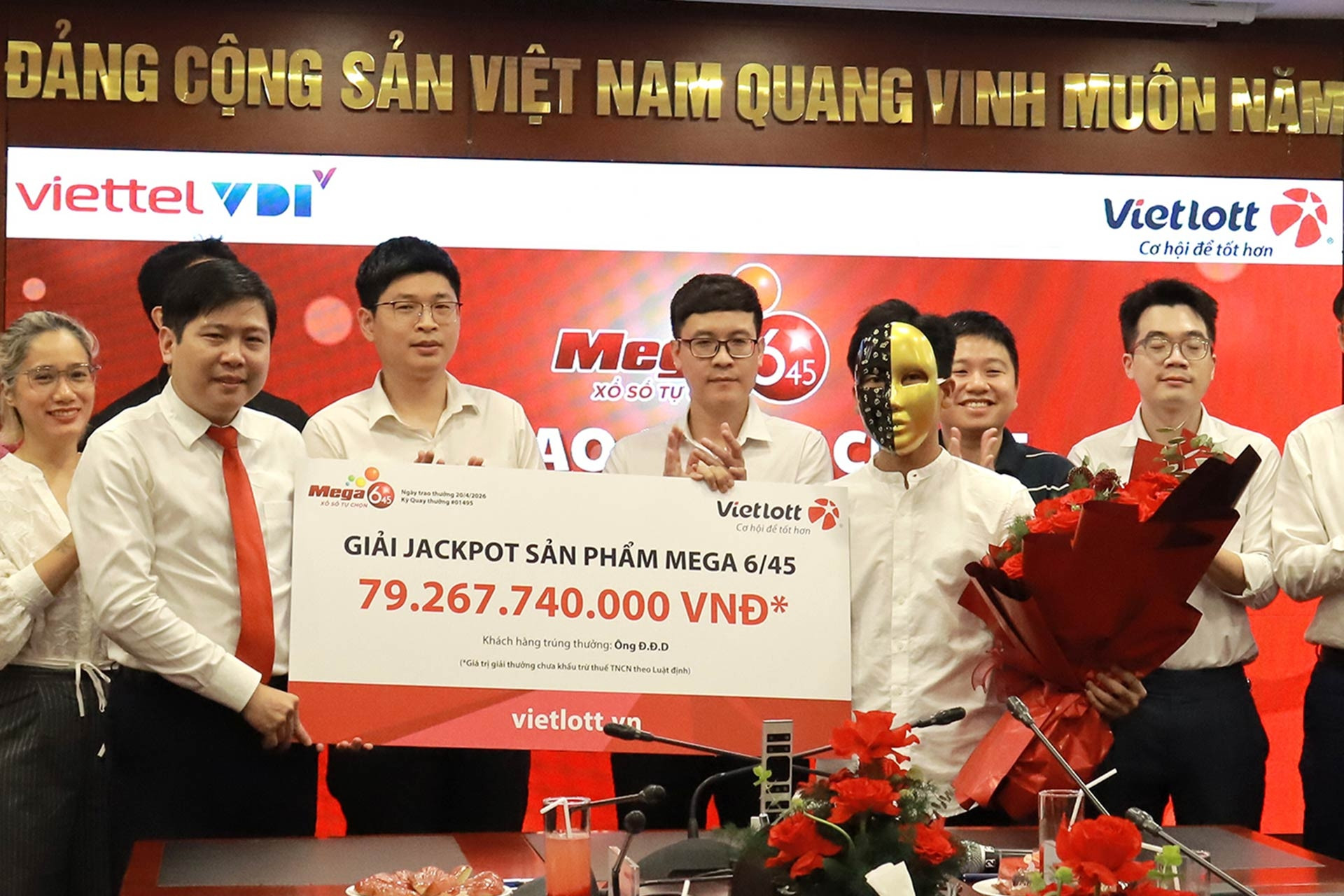 Thanh niên Gen Z trúng độc đắc Vietlott gần 80 tỷ đồng nói gì khi nhận thưởng?