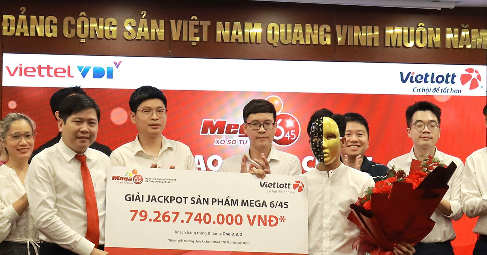 Thanh niên Gen Z trúng độc đắc Vietlott gần 80 tỷ đồng nói gì khi nhận thưởng?