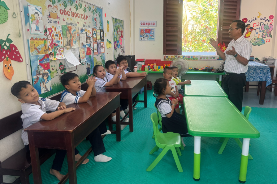 Thầy giáo 55 tuổi ra Trường Sa dạy học, con gái nhắn nhủ ‘bố là niềm tự hào’