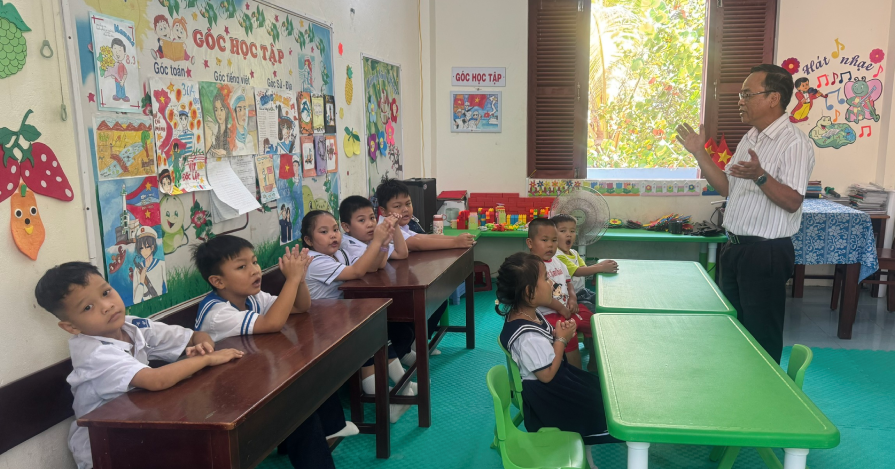 Thầy giáo 55 tuổi ra Trường Sa dạy học, con gái nhận: 'Ba là niềm tự hào'
