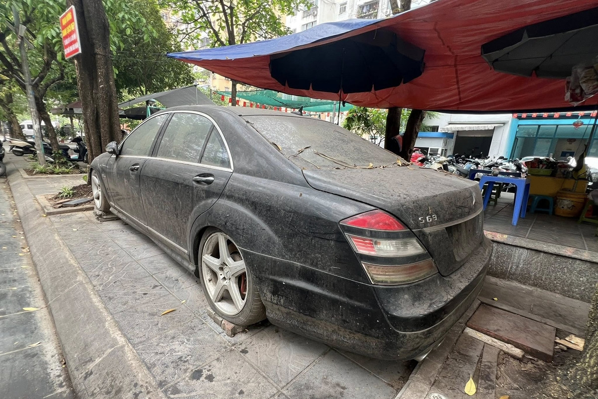 Thông tin bất ngờ về chiếc Mercedes bị ‘bỏ quên’ 10 năm trên vỉa hè Hà Nội
