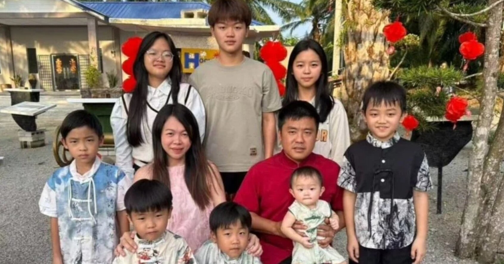 Cặp vợ chồng nuôi 9 con giữa thiên nhiên, tiêu thụ 20 hộp sữa bột mỗi tháng