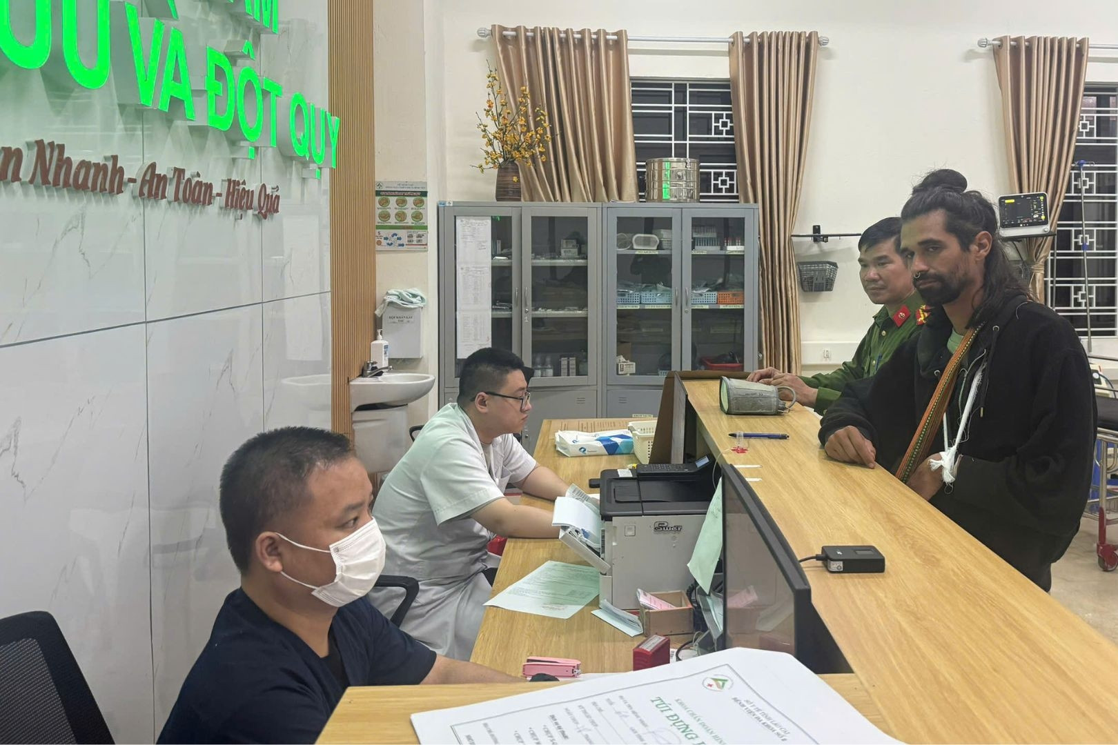 Vượt 100km trong đêm, công an đưa du khách nước ngoài đi cấp cứu