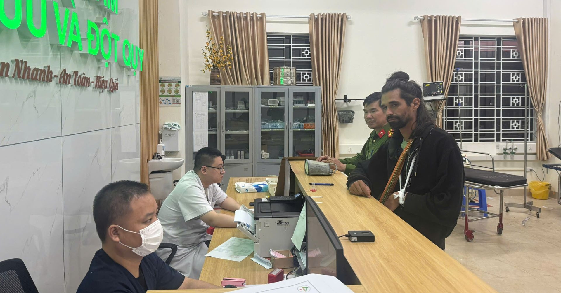 Vượt 100km trong đêm, công an đưa du khách nước ngoài đi cấp cứu