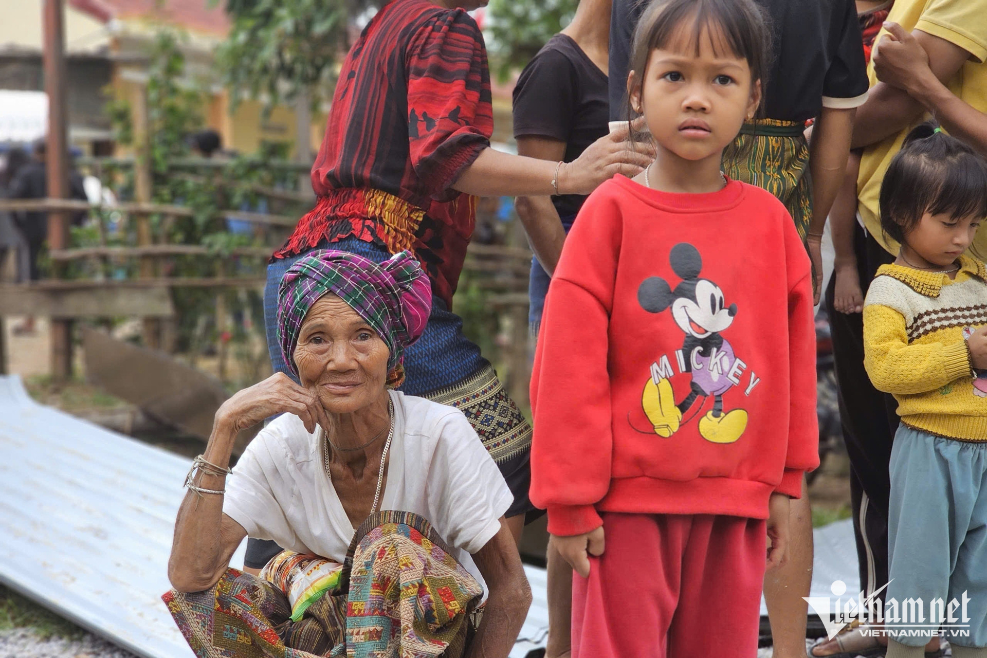 W-dong bao dan toc thieu so 01 1.jpg