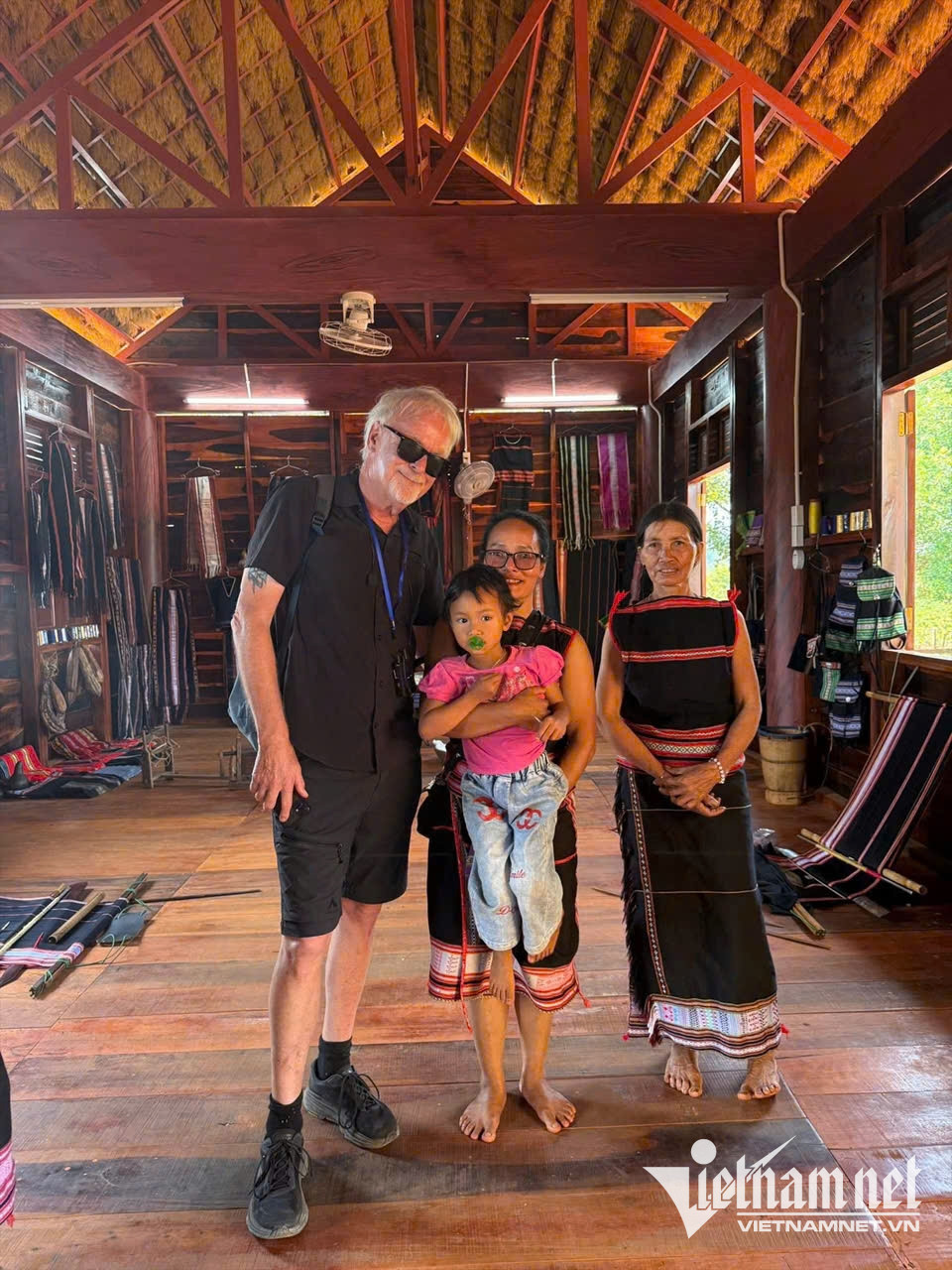 W-Du khách chụp ảnh lưu niệm cùng bà con làng du lịch cộng đồng xã Ia Ly.jpg