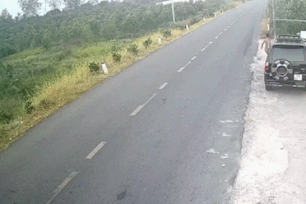 Bé trai đá bóng ra đường, người đàn ông chạy xe máy cán trúng ngã tử vong